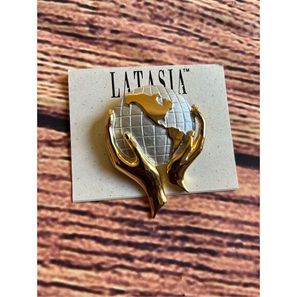 Globe Brooch Pin “The World In His Hands”‎ Gold Tone Vintage - Picture 2 of 5